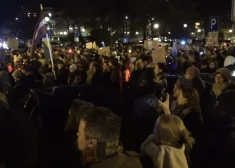 Vairāki tūkstoši iedzīvotāju pie Saeimas protestē pret izstāšanos no Stambulas konvencijas. VIDEO