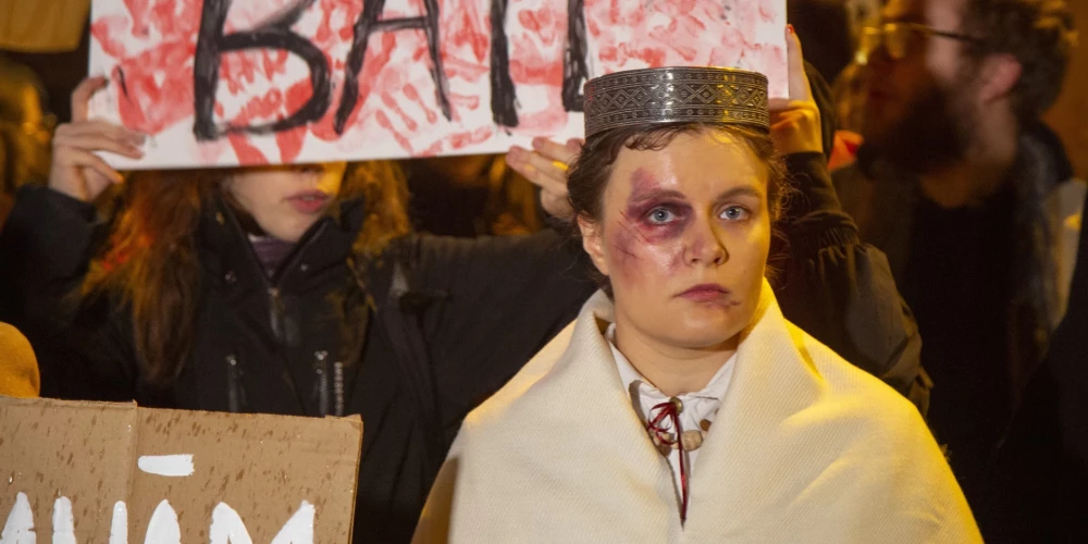 Люди протестуют против выхода из Стамбульской конвенции.