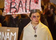 ВИДЕО: не менее 3000 человек у Сейма протестуют против выхода из Стамбульской конвенции