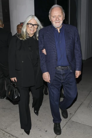 Entonijs Hopkinss ar sievu Stellu 2023. gadā.