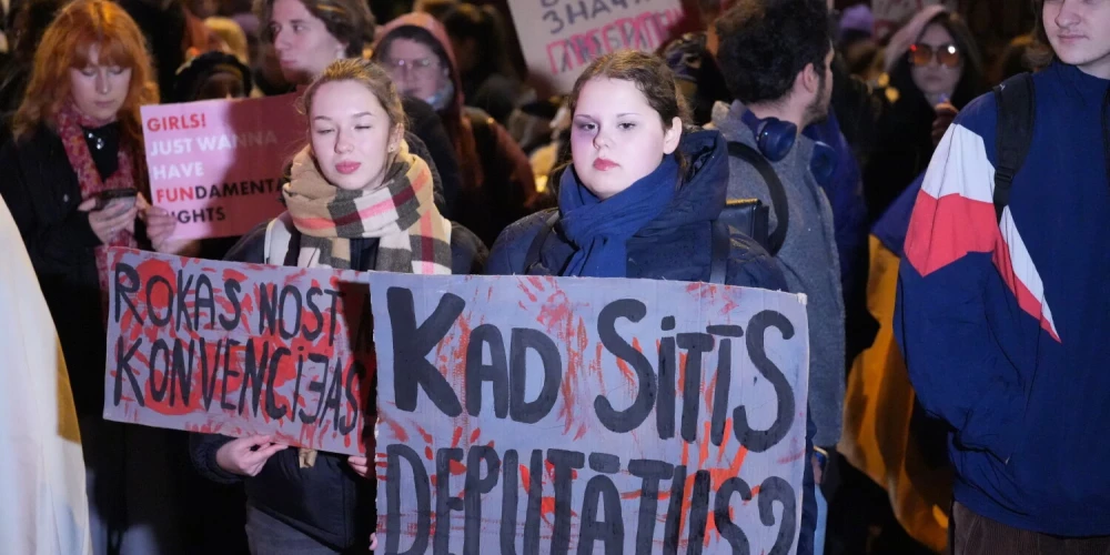 Ap 5000 cilvēku pie Saeimas protestē pret izstāšanos no Stambulas konvencijas.