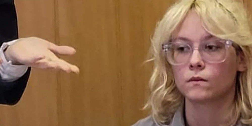 18 gadus vecā dziedātāja Diāna Loginova 14. oktobrī, Sanktpēterburgā, simtiem jauniešu pavadībā, izpildīja pretkara dziesmas, kas Krievijā ir aizliegtas.