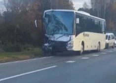 "По левой стороне обгоняет фура, сзади врезается автобус..." Подробности ДТП с мусоровозом на Лиепайском шоссе