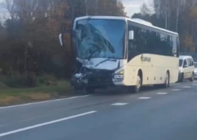 "По левой стороне обгоняет фура, сзади врезается автобус..." Подробности ДТП с мусоровозом на Лиепайском шоссе