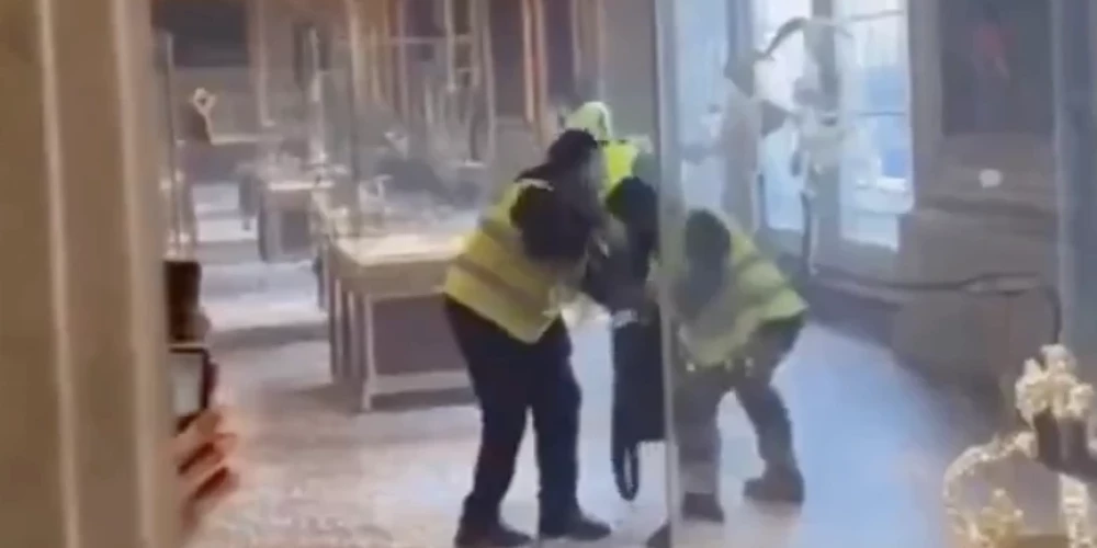 Lai arī divi aizturētie atzinuši savu līdzdalību, nozagtie dārgakmeņi vēl nav atrasti.