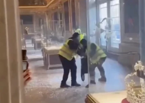 Lai arī divi aizturētie atzinuši savu līdzdalību, nozagtie dārgakmeņi vēl nav atrasti.