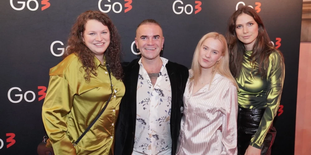 Aktieri un pasākuma viesi atklāšanā bija tērpušies visnotaļ interesantā apģērbā - halātās, pidžamās un sporta biksēs.