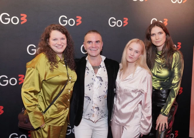 Aktieri un pasākuma viesi atklāšanā bija tērpušies visnotaļ interesantā apģērbā - halātās, pidžamās un sporta biksēs.