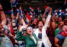 Visvairāk balsu Nīderlandes parlamenta vēlēšanās saņēmuši centristi, liecina vēlētāju aptauja