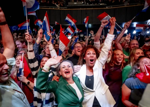 Aptaujas liecina, ka vēlēšanās Nīderlandē visvairāk balsu saņēmusi centristu partija "Demokrāti 66".