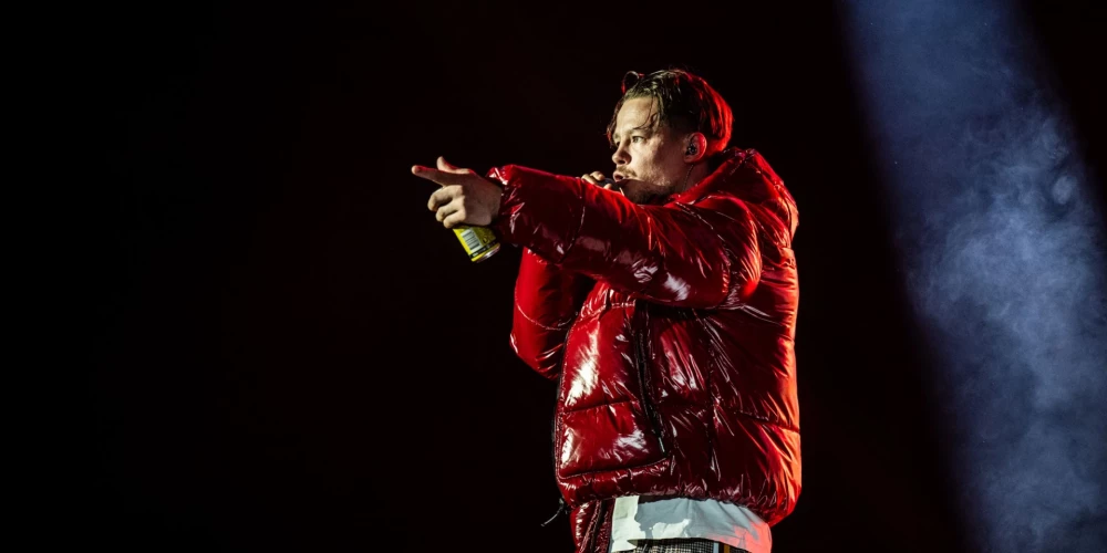 Deniss izdod minialbumu “Plejādes” un tā singlu “Pasēdēt” ar videoklipu,