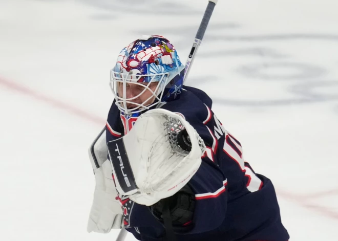 Elvis Merzļikins atvaira 33 metienus un veicina "Blue Jackets" uzvaru pār "Maple Leafs"