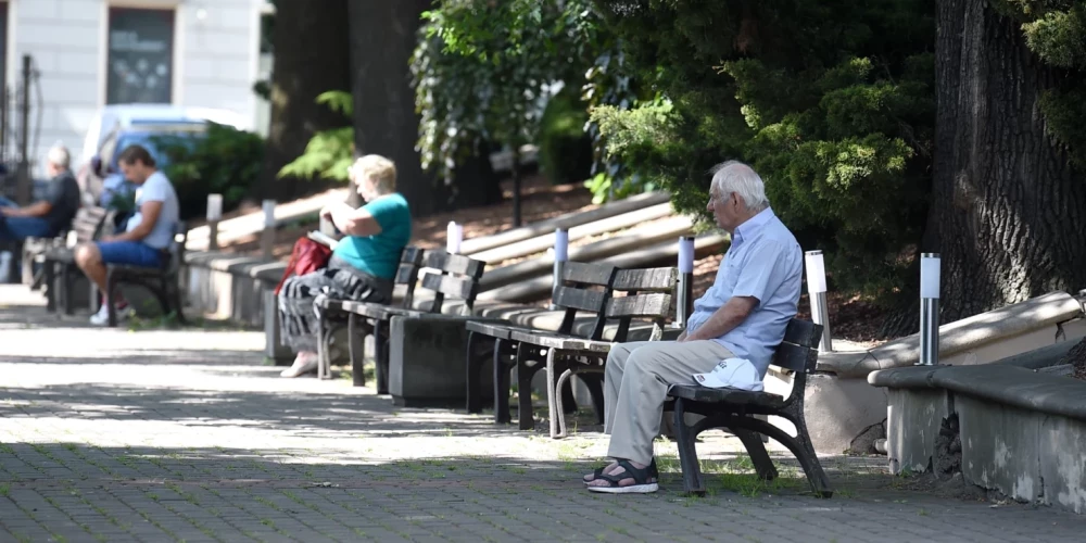 В Латвии государственный долг на душу населения составляет 10 600 евро.