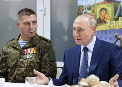 Putins apgalvo, ka Ukrainas spēki ir aplenkti divās pilsētās.