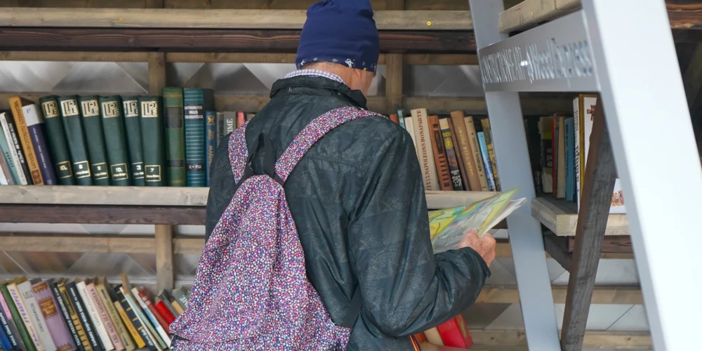 Par prieku lasītmīļiem atjaunots Stāstu tornis Cēsu Stacijas laukumā.