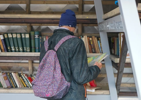 Par prieku lasītmīļiem atjaunots Stāstu tornis Cēsu Stacijas laukumā.