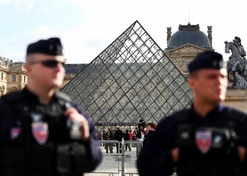 Aizdomās par saistību ar zādzību no Luvras aizturētas vēl piecas personas.