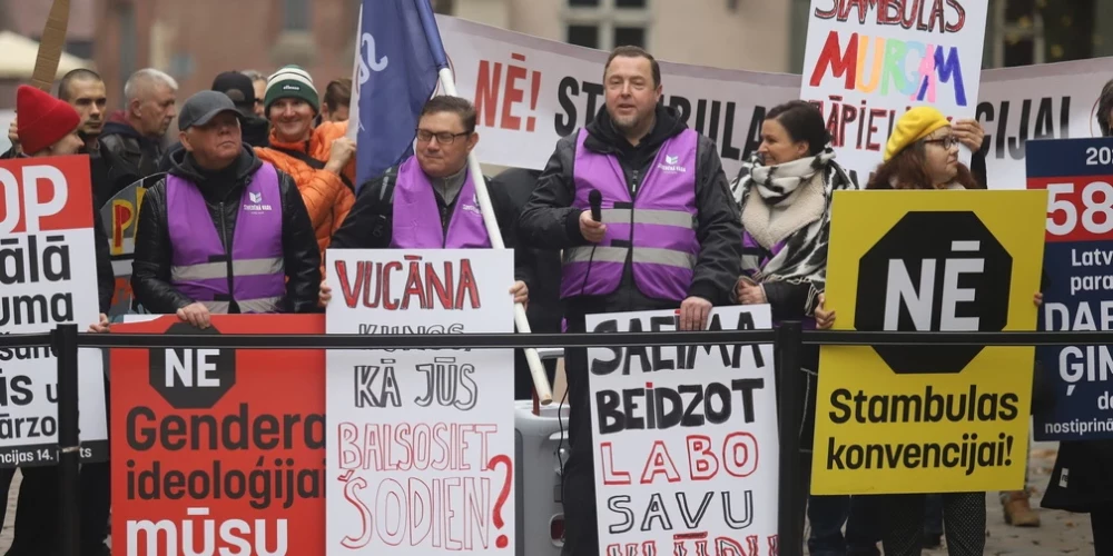 Piketā par atbalstu Stambulas konvencijas denonsēšanai piedalās aptuveni 20 cilvēki.