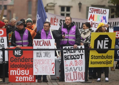 Piketā par atbalstu Stambulas konvencijas denonsēšanai piedalās aptuveni 20 cilvēki.