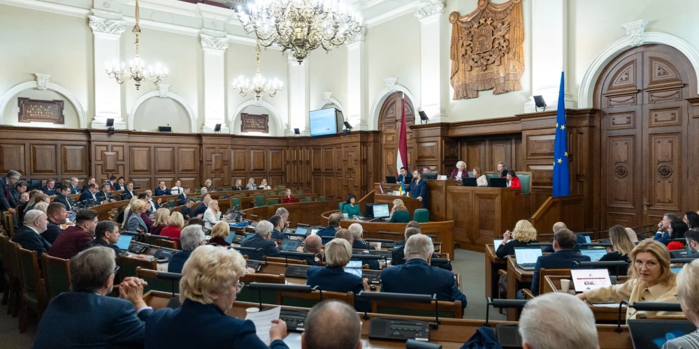 Saeima paziņojumā aicina Eiropas Komisiju (EK) un Eiropas Savienības (ES) dalībvalstis vēl vairāk stiprināt sankcijas pret Krieviju.