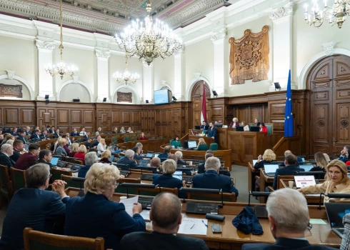 Saeima paziņojumā aicina Eiropas Komisiju (EK) un Eiropas Savienības (ES) dalībvalstis vēl vairāk stiprināt sankcijas pret Krieviju.