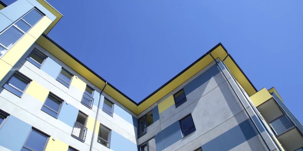 Daudzdzīvokļu namu iedzīvotāji Latvijā drīzumā varēs ievērojami ietaupīt uz elektrības rēķiniem.