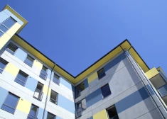 Daudzdzīvokļu namu iedzīvotāji Latvijā drīzumā varēs ievērojami ietaupīt uz elektrības rēķiniem