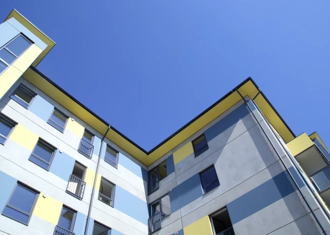 Daudzdzīvokļu namu iedzīvotāji Latvijā drīzumā varēs ievērojami ietaupīt uz elektrības rēķiniem