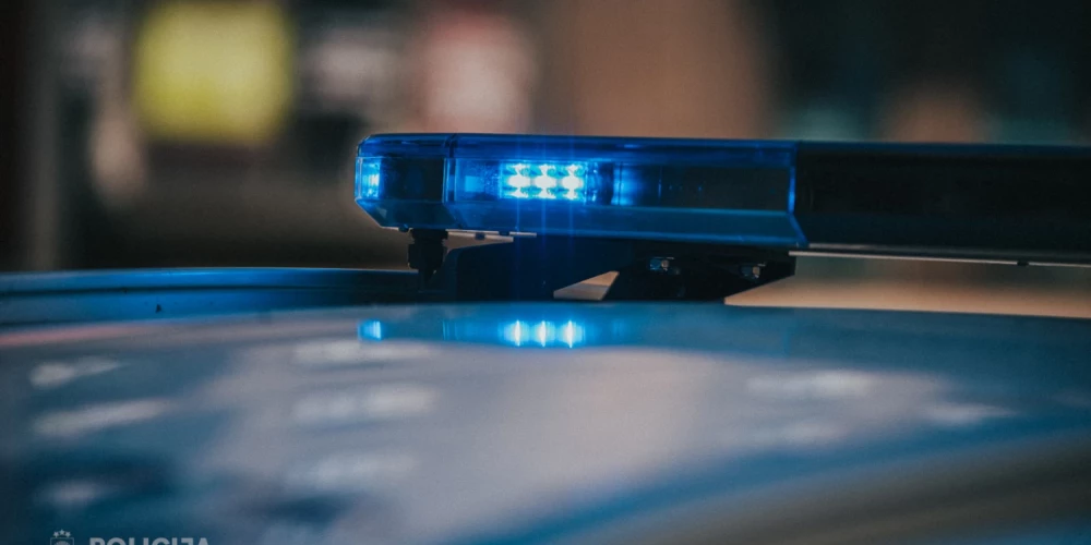 Valsts policija aicina atsaukties aculieciniekus ceļu satiksmes negadījumam uz autoceļa Rīga-Ventspils.