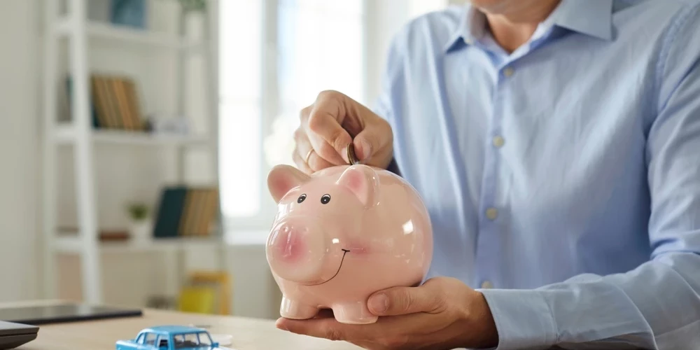 Латвийцы копят всё активнее, но их деньги продолжают “спать” — 80 % сбережений не приносят дохода.