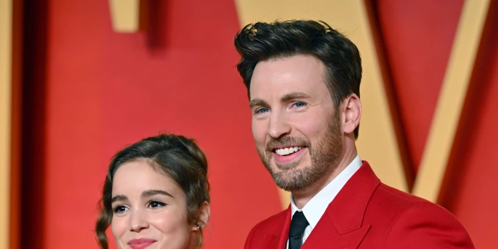 Kriss Evans un viņa sieva Alba Baptista sveic pasaulē savu pirmo bērnu.