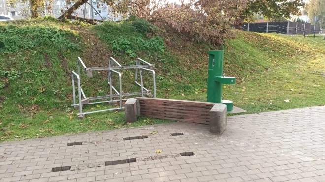 Kādi uz vandalismu tendēti indivīdi pirms nedēļas, naktī uz sestdienu, pamatīgi papostīja Iecavas sporta laukuma apkārtni un labiekārtojumu.