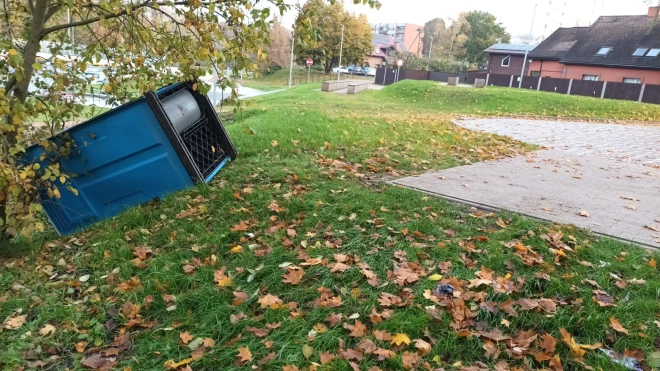 Apgāztā tualete Iecavas daudzfunkcionālajā sporta aktivitāšu zonā.