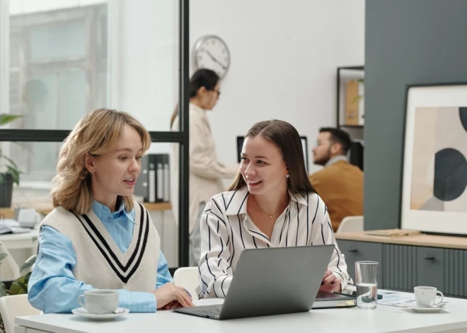 Jaunieši darba vietā negrib sadarboties ar vienaudžiem: 31% no viņiem tas kaitina