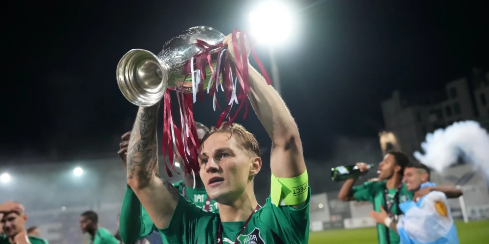 Eduards Dašķevičs ar Latvijas kausu rokās.