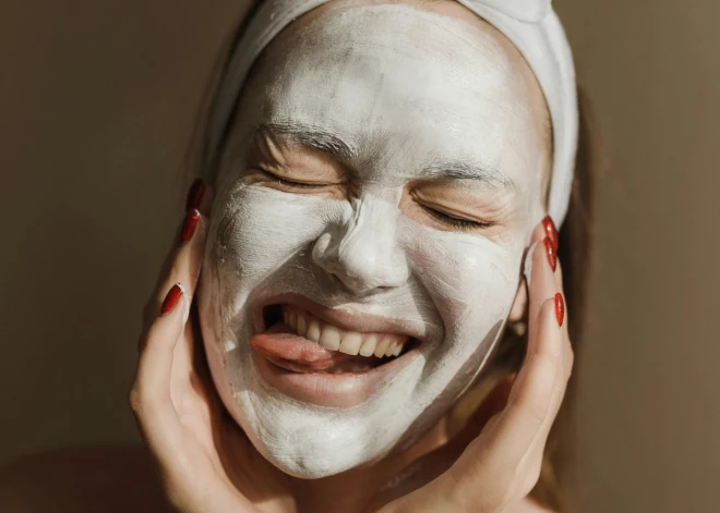 Aizmirsti par dārgiem krēmiem! Eksperte atklāj patiesi efektīvas metodes, kas palēnina novecošanos