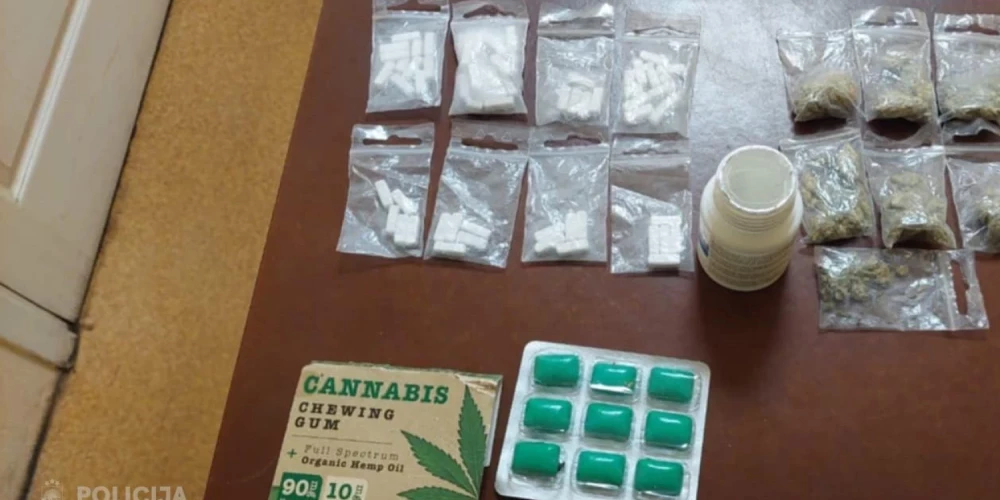 В Юрмале задержан 18-летний с наркотиками и газовым пистолетом.