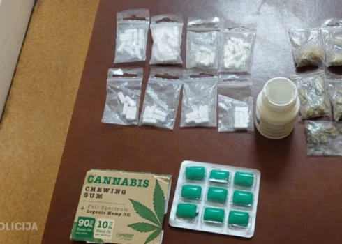 В Юрмале задержан 18-летний с наркотиками и газовым пистолетом.