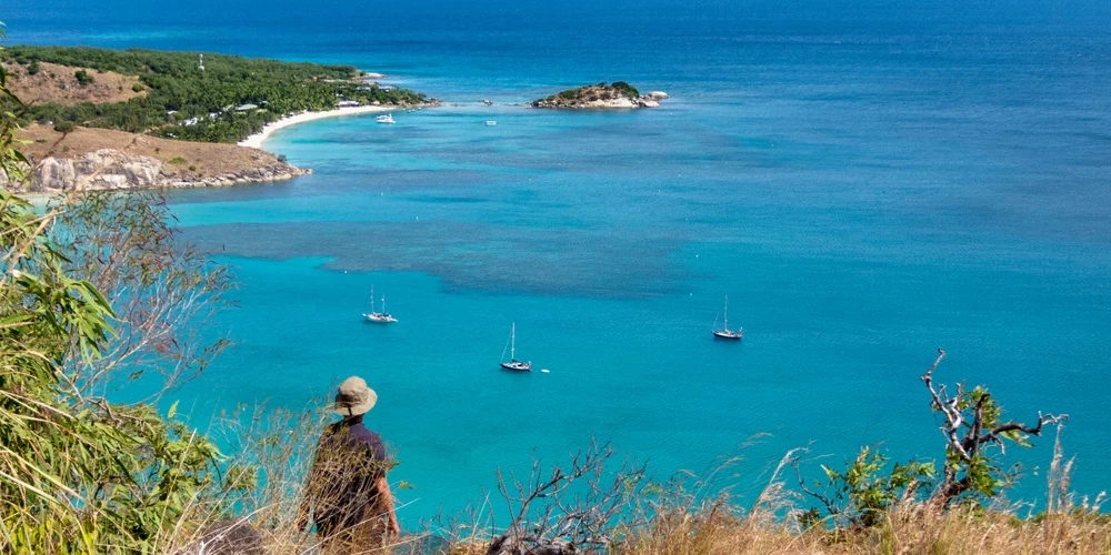 Lizardas sala (attēlā) atrodas 250 km uz ziemeļiem no Kērnsas (Kvīnslendā).