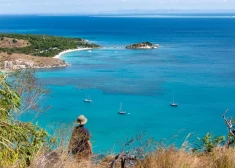 Kruīza kuģis "aizmirst" 80 gadu vecu tūristi nomaļā salā; nākamajā dienā viņa atrasta mirusi