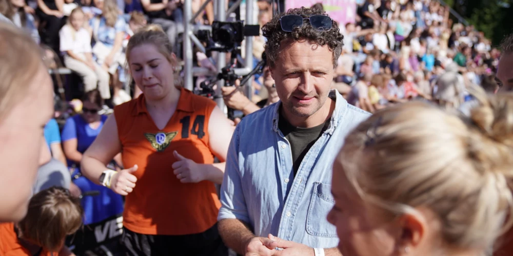 Dzintars Dreibergs iejūtas TTT trenera lomā. Režisors pats savulaik spēlējis basketbolu, tāpēc "Krastu mača" ietvaros ir biežs pasākuma viesis.