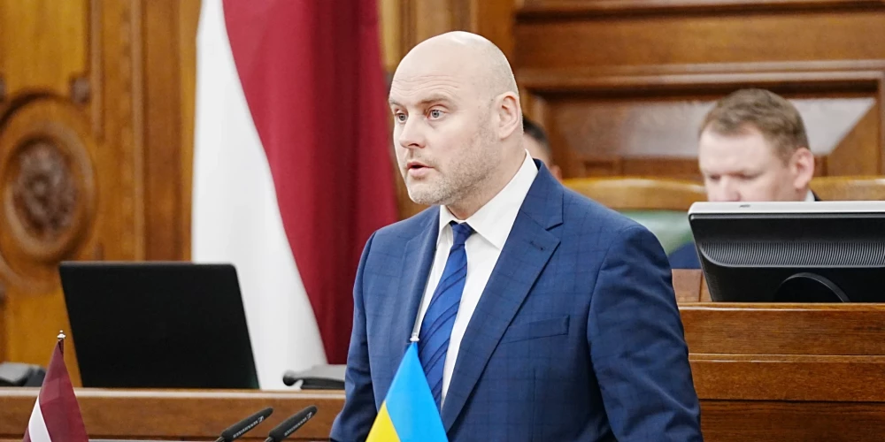 Balsoju šobrīd, lai demonstrētu de-facto kritušas valdības premjerei, ka viņa nav savākusi savu koalīciju, un, ka ir viņas laiks atkāpties no amata un gāzt šo valdību, kurā nevienam ministram nav pozitīvs reitings,” tribīnē teica Kulbergs.