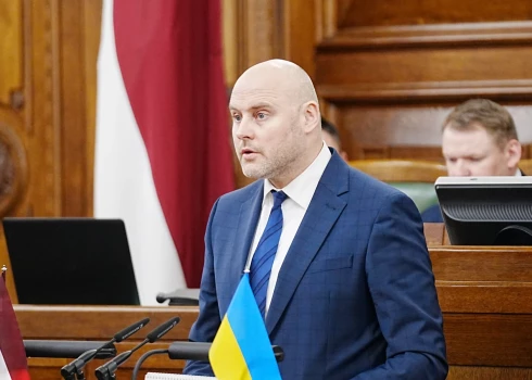 Balsoju šobrīd, lai demonstrētu de-facto kritušas valdības premjerei, ka viņa nav savākusi savu koalīciju, un, ka ir viņas laiks atkāpties no amata un gāzt šo valdību, kurā nevienam ministram nav pozitīvs reitings,” tribīnē teica Kulbergs.