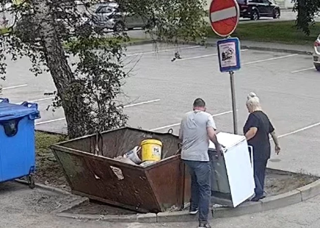 Policisti ar koku trenkā gulbi, Ogresgalā likumsargi uz ceļa “atrod” neapgaismotu īpašumu, Iecavā posta sporta laukumu: kriminālā province