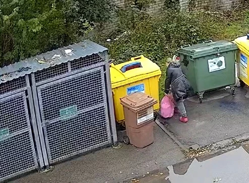 Lielgružus var noslēpt arī aiz mazgružu konteineriem.