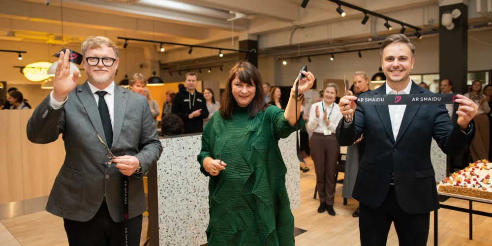 На открытии крупнейшего O!Bistro собрались несколько десятков гостей.