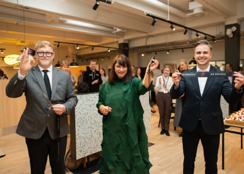 На открытии крупнейшего O!Bistro собрались несколько десятков гостей.