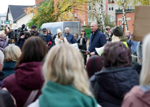 Piketā prasa Bauskas pašvaldības policijas priekšnieka atlaišanu.
