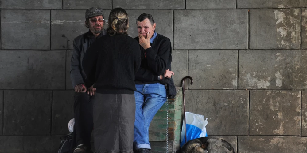 Cilvēki tunelī pie Autoostas./Ilustratīvs attēls.