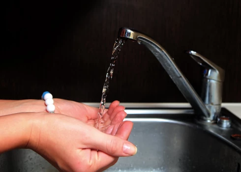 Ūdens dzeršana no krāna.